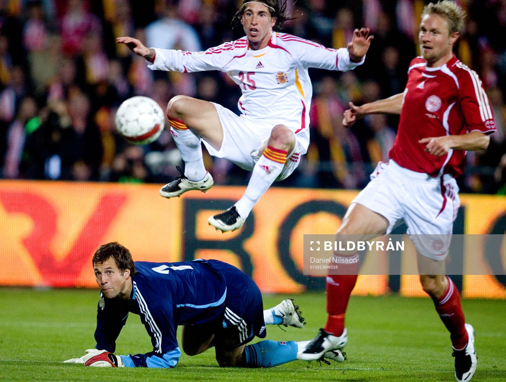  Sergio Ramos, Spanien gör 2-0 bakom Thomas Sörensen (målvakt) och Ulrik Laursen, Danmark.