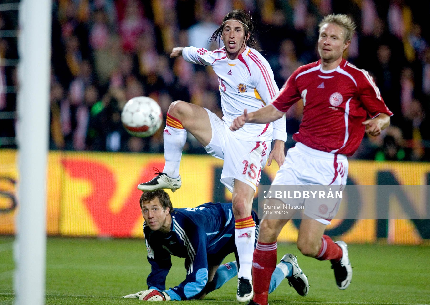  Sergio Ramos, Spanien gör 2-0 bakom Thomas Sörensen (målvakt) och Ulrik Laursen, Danmark.