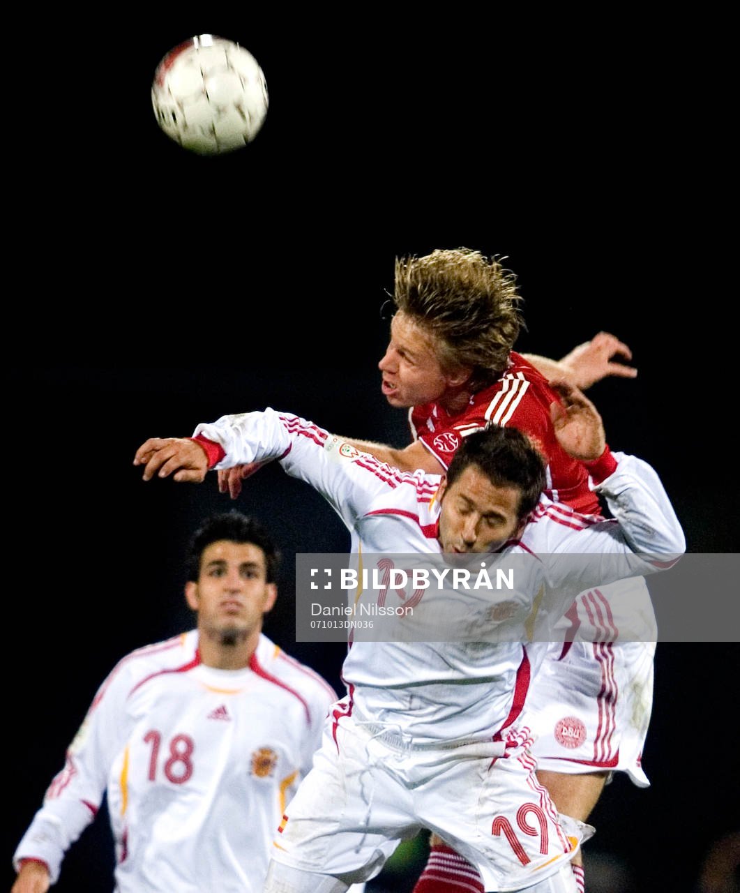   Martin Laursen, Danmark och Raul Tamudo, Spanien. Cesc Fabregas, Spanien i bakgrunden.