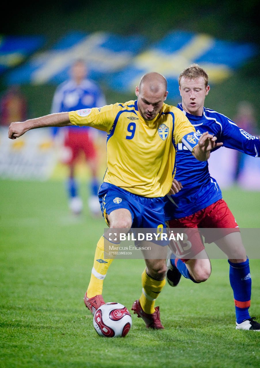 Fredrik Ljungberg med Martin Büchel, Lichtenstein i ryggen