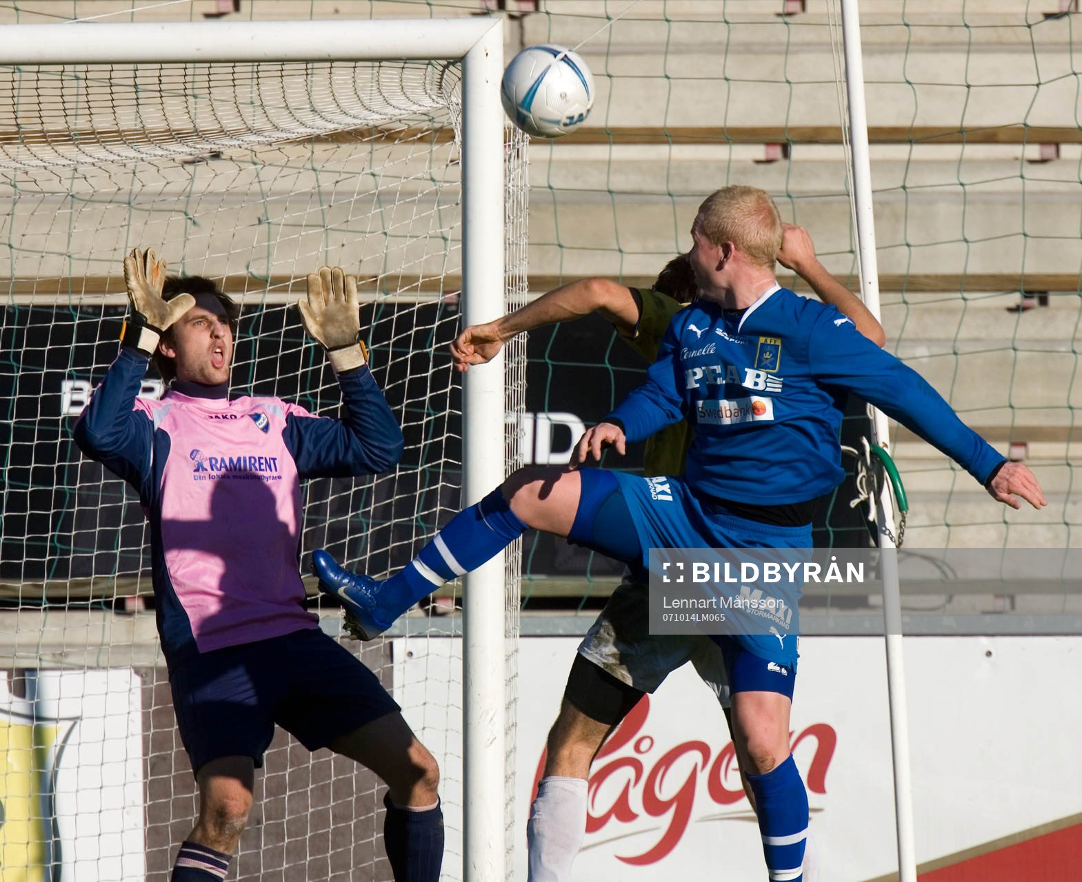 Mattias Adelstam nickar mot Niclas Jeppsson i IFK Malmös
