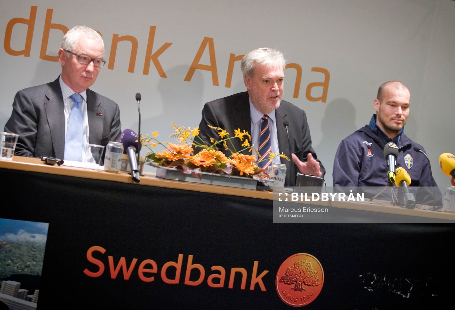 Swedbank Arena. Fredrik Ljungberg till höger