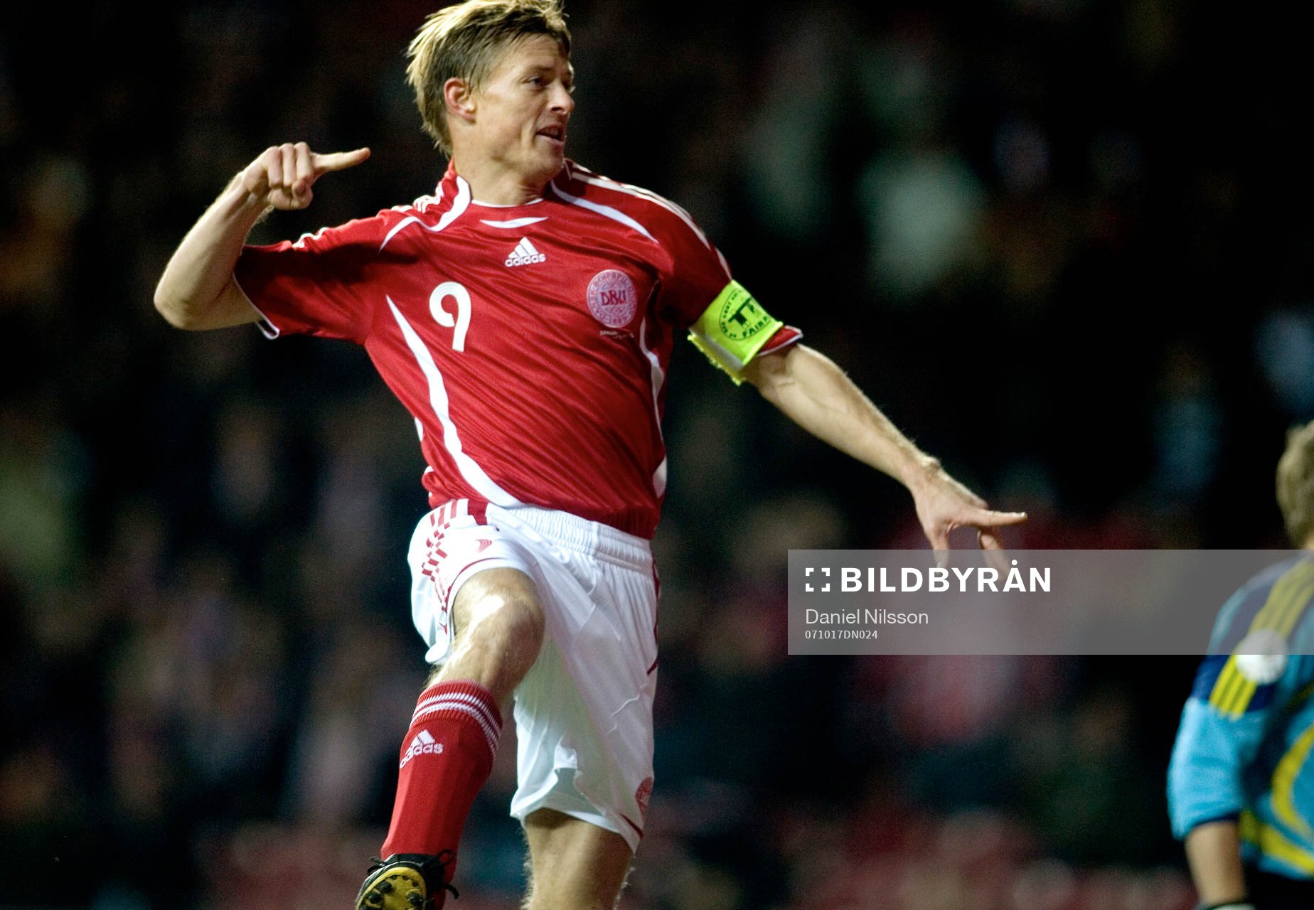 Jon Dahl Tomasson, Danmark gjorde 1-0 på straff, jubel!