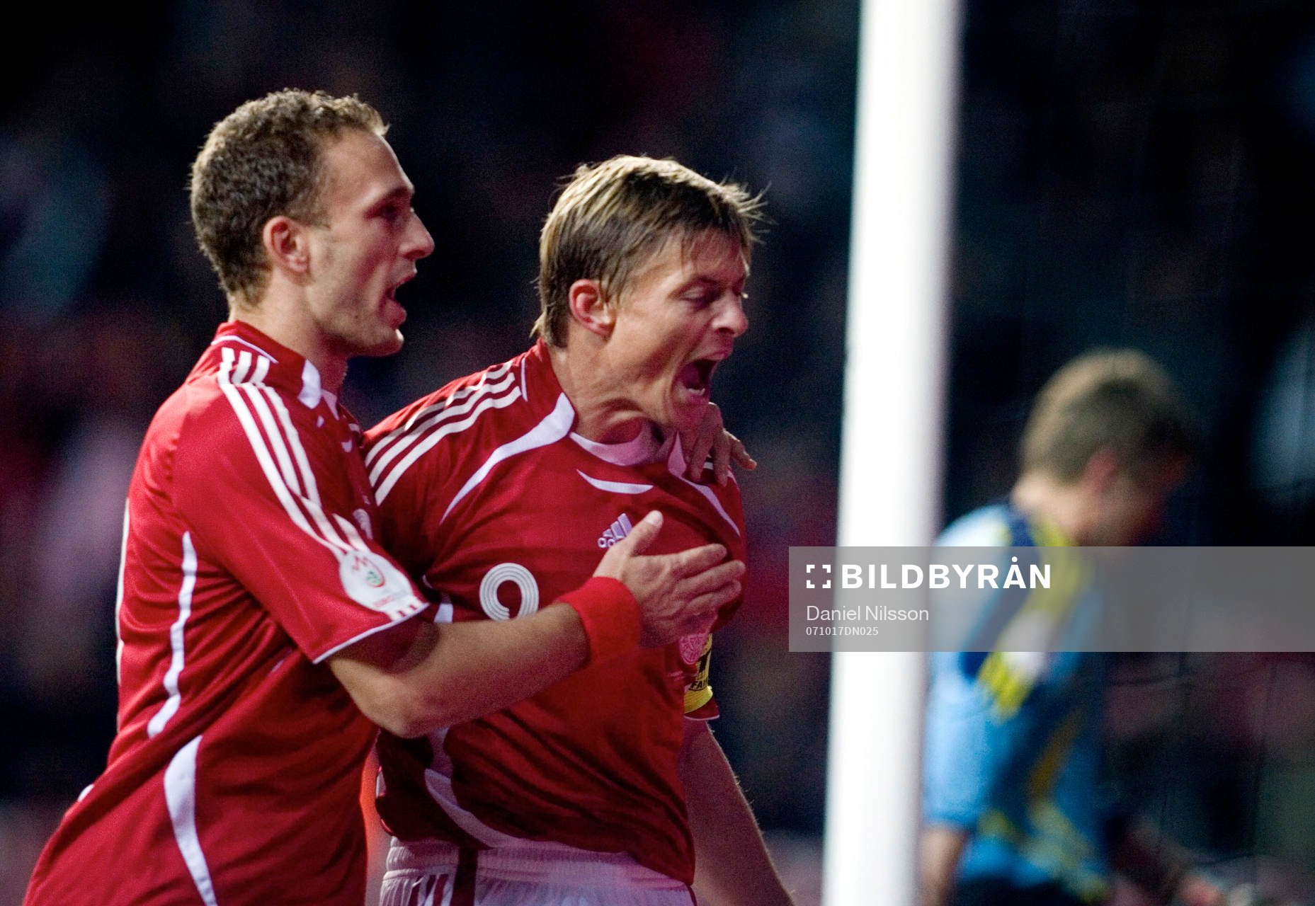Jon Dahl Tomasson, Danmark gjorde 1-0 på straff, jubel!