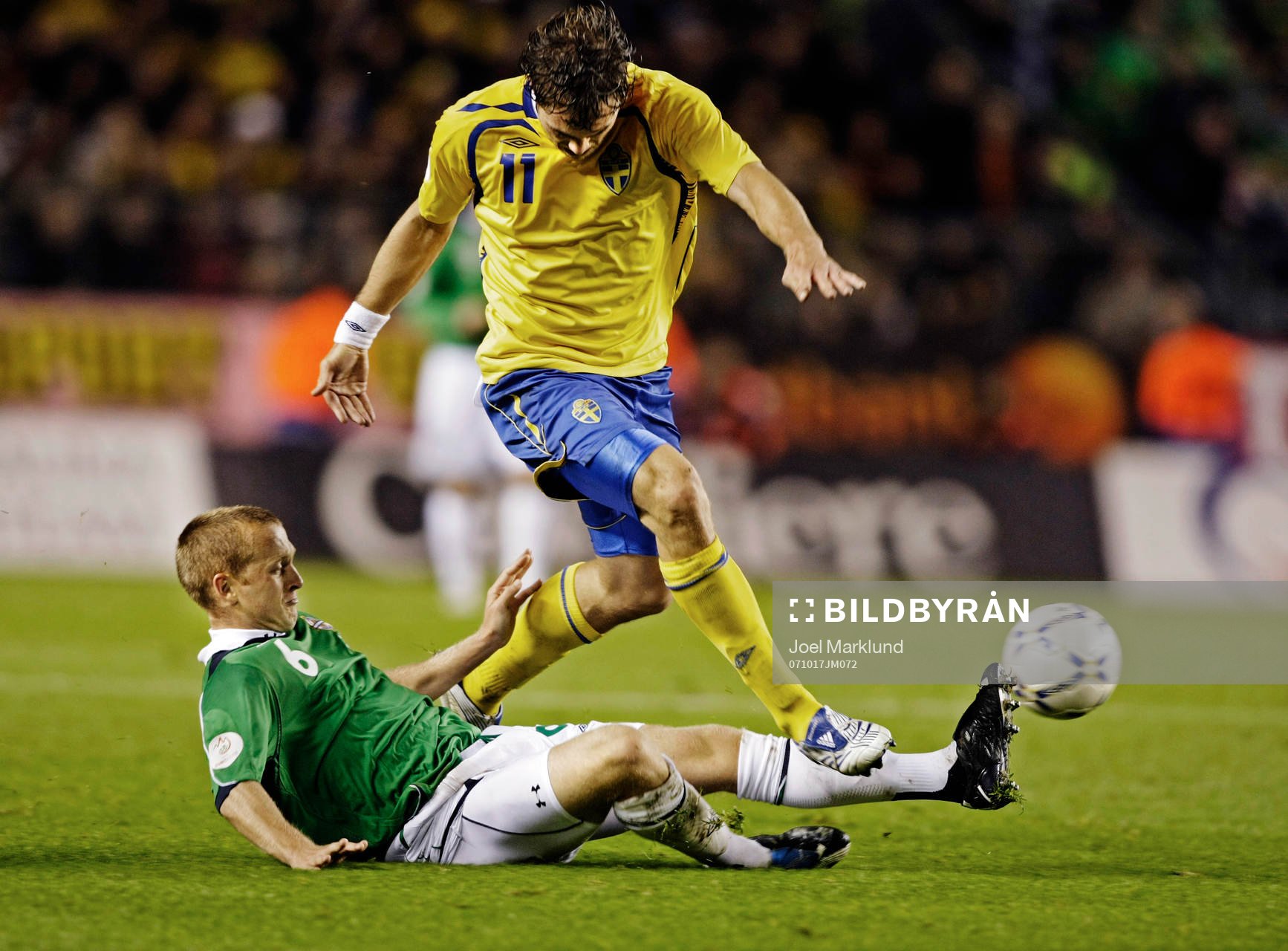 Samuel Clingan, Nordirland, och Johan Elmander, Sverige