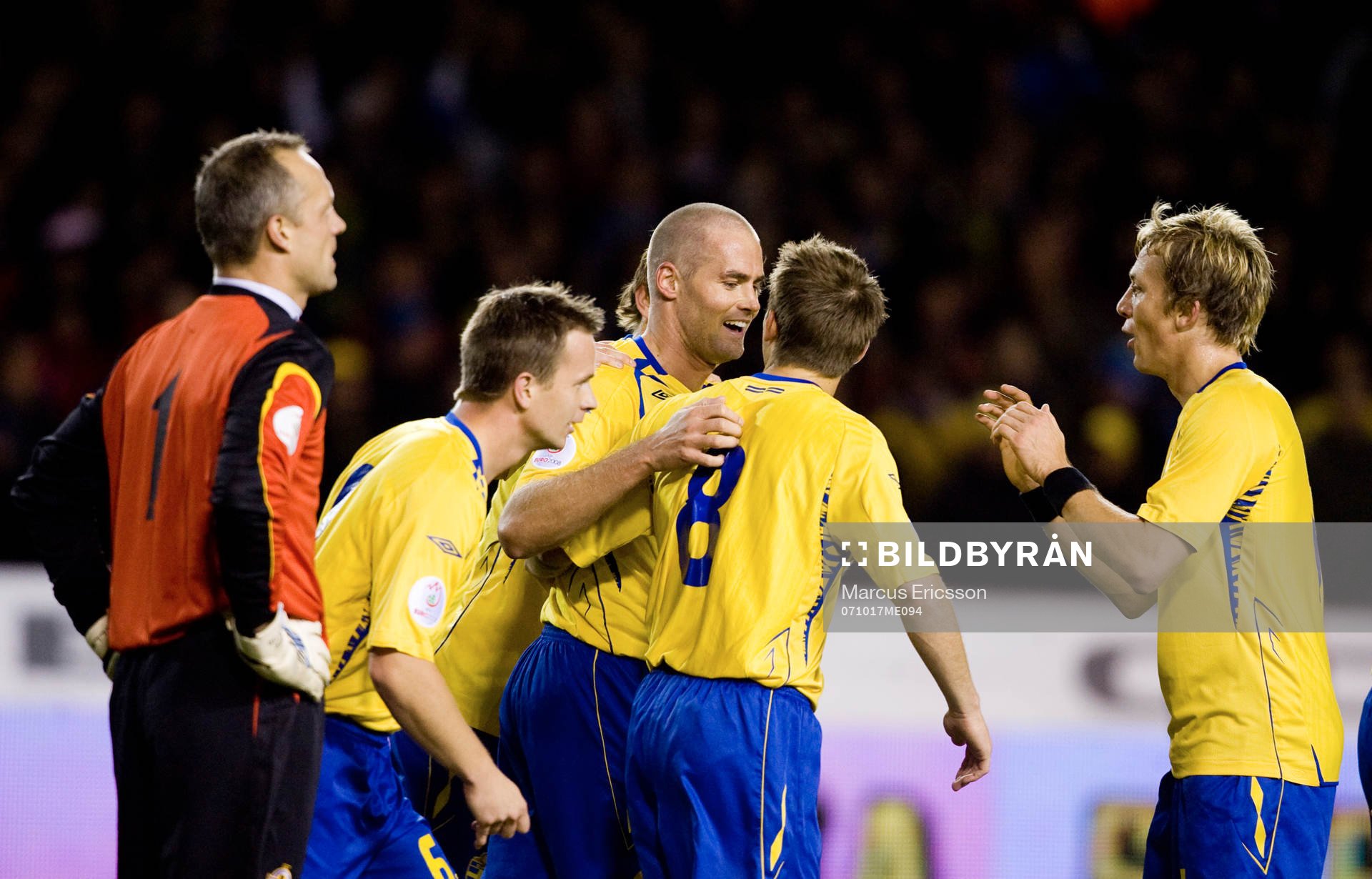 Olof Mellberg och Sverige jubel