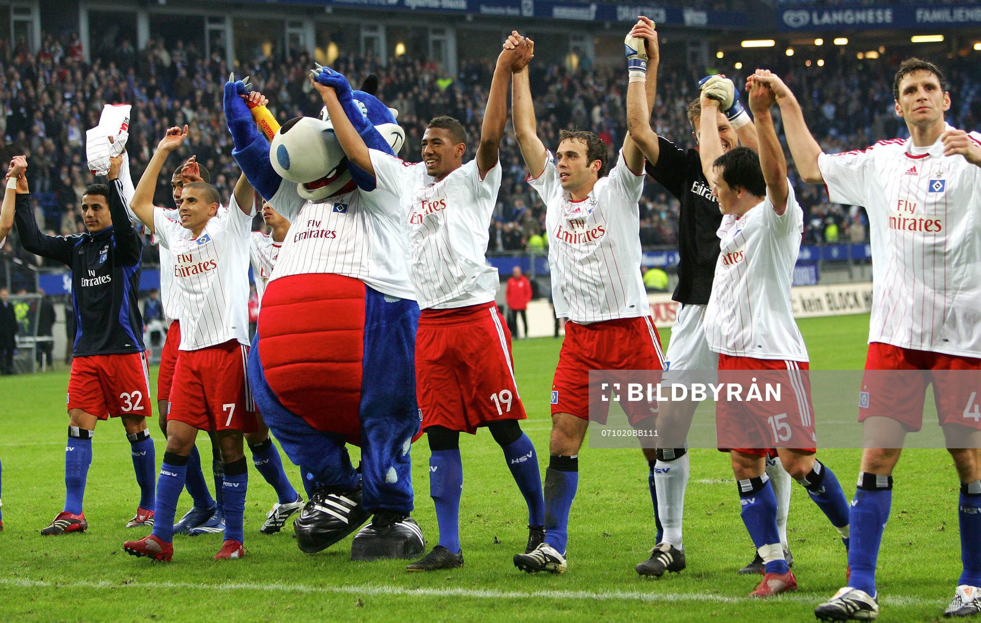  Aenis Ben-Hatrira, Maxim Choupo-Moting, Mohamed Zidan, Maskottchen Dino, Jerome Boateng, Joris Mathijsen, Frank Rost, Piotr Trochowski och Bastian Reinhardt, jubel.