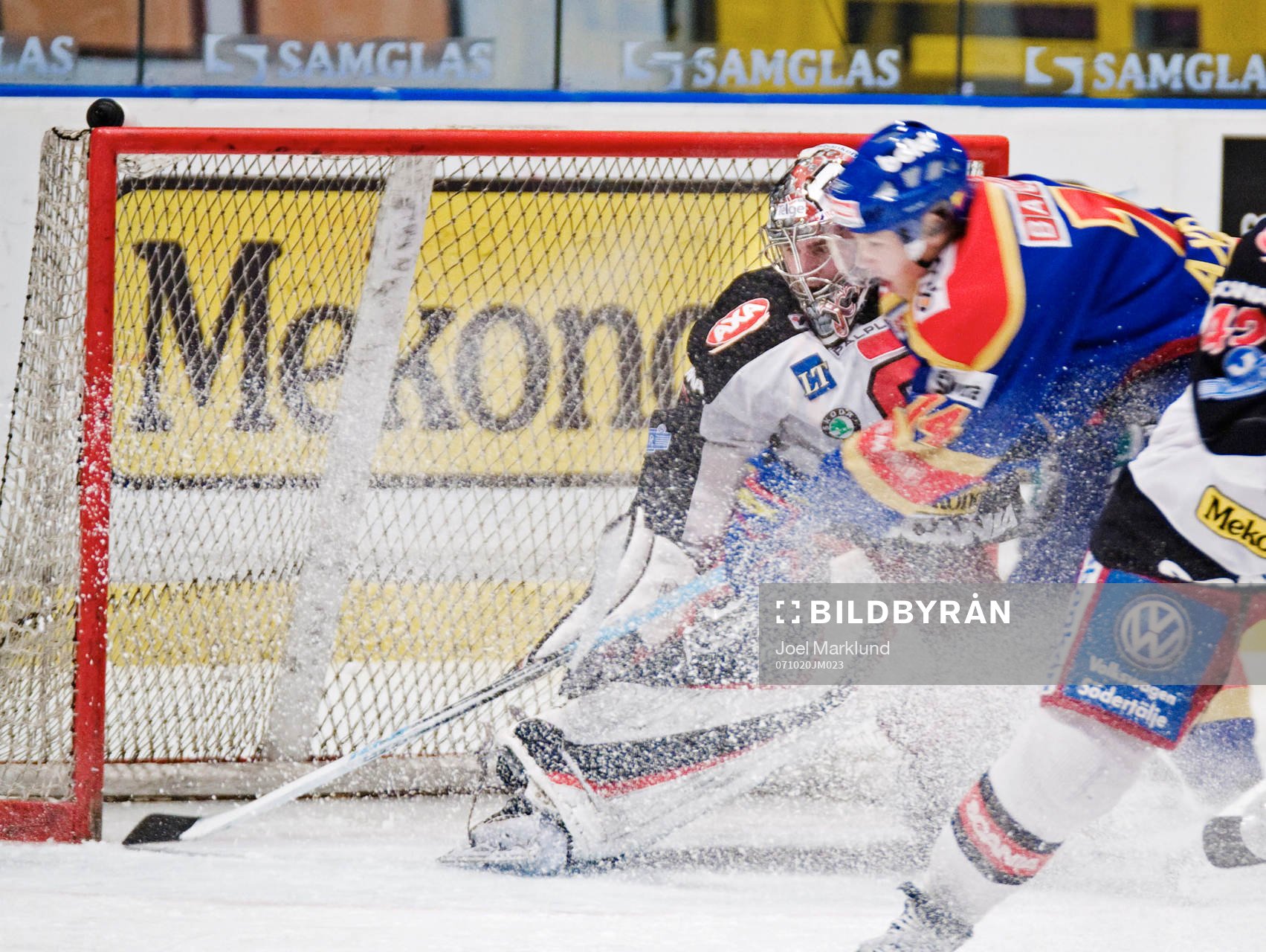 Jhonas Enroth, målvakt, Södertälje, räddar ett skott