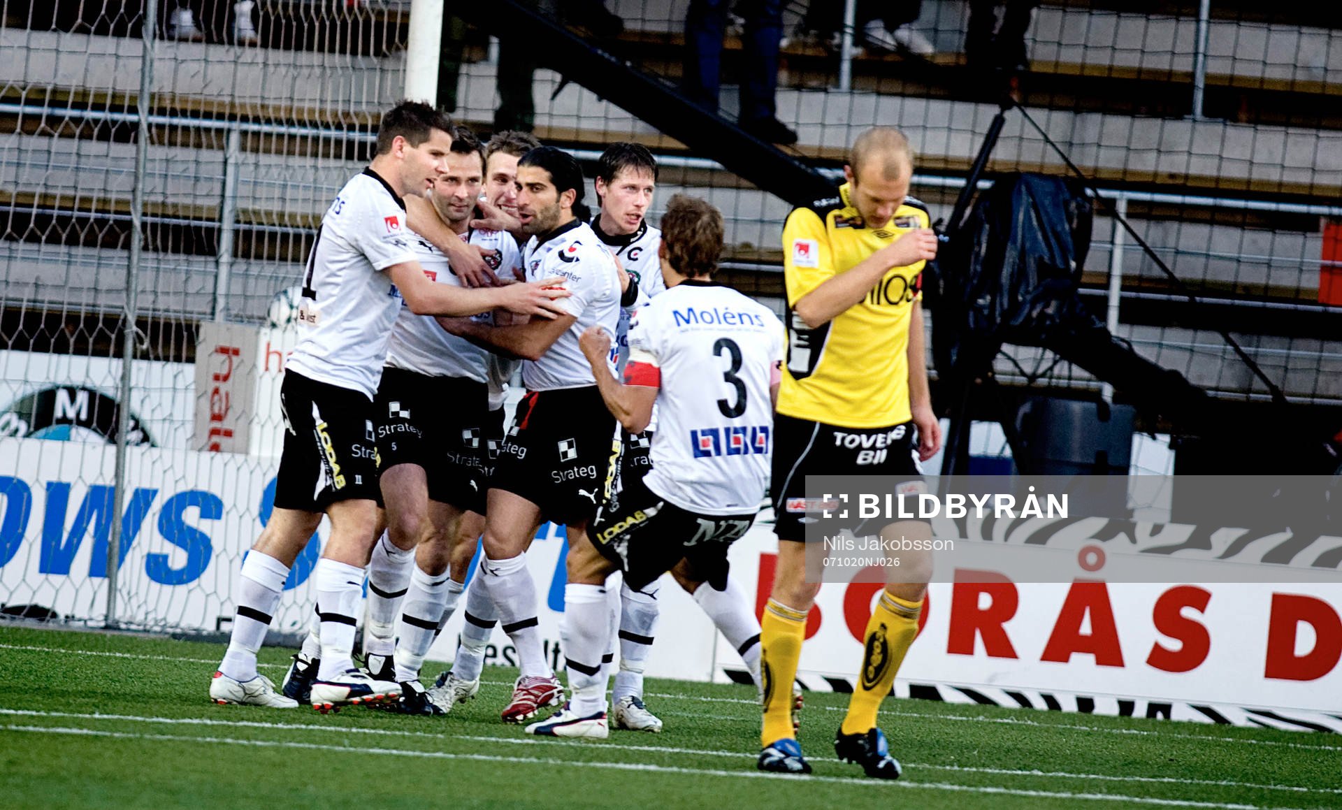 Örebro har precis tagit ledningen på straff, Lars Larsen,