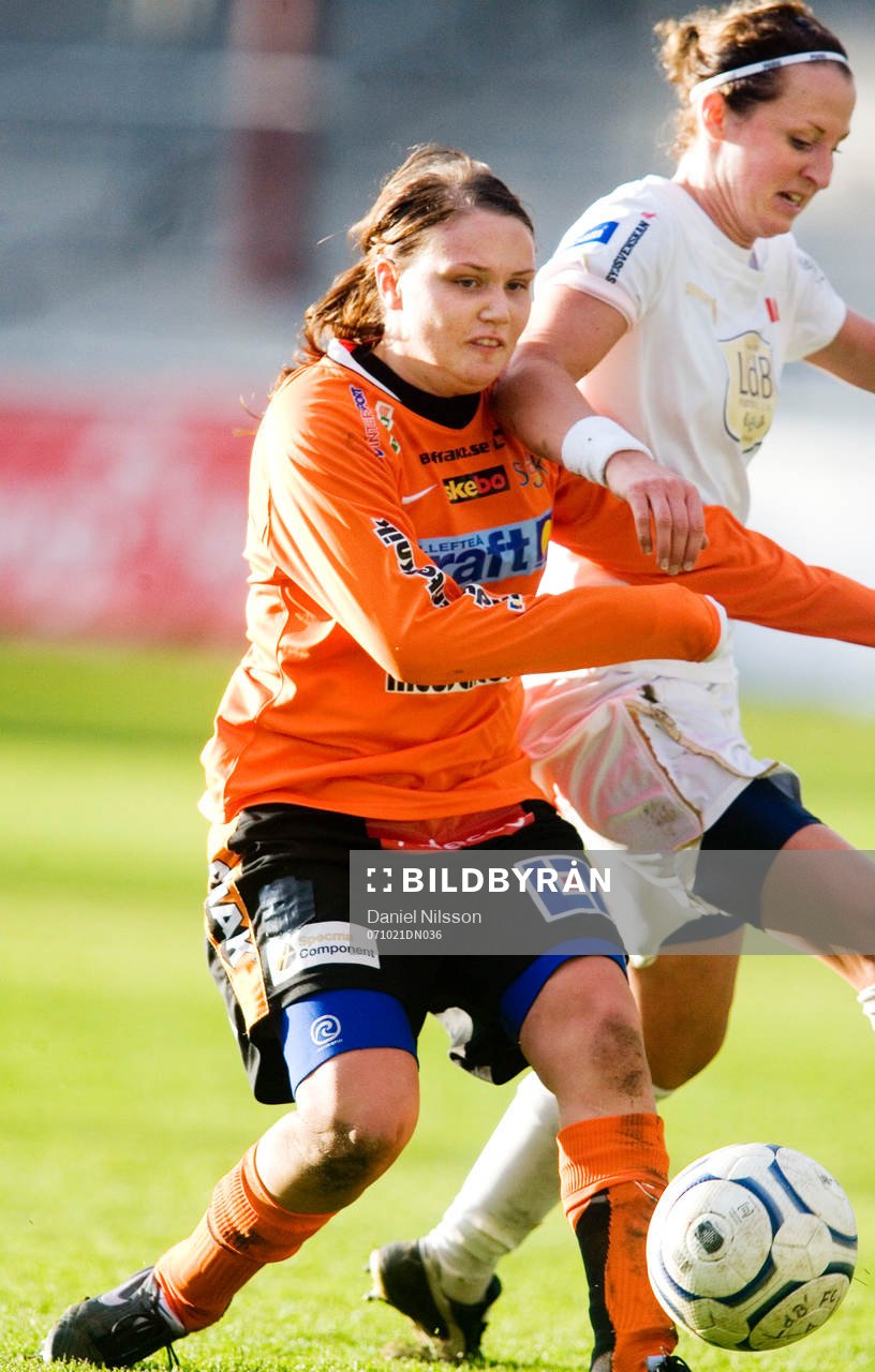 Therese Lundin,  LDB tar sig förbi en Sunnanå spelare