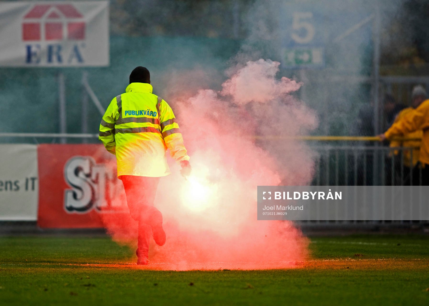 Kalmar-supportrar kastade in en bengal