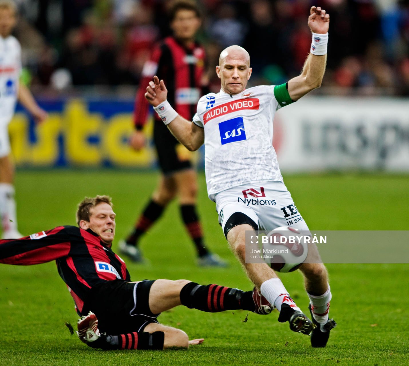 Henrik Rydström, Kalmar, blir tacklad av en