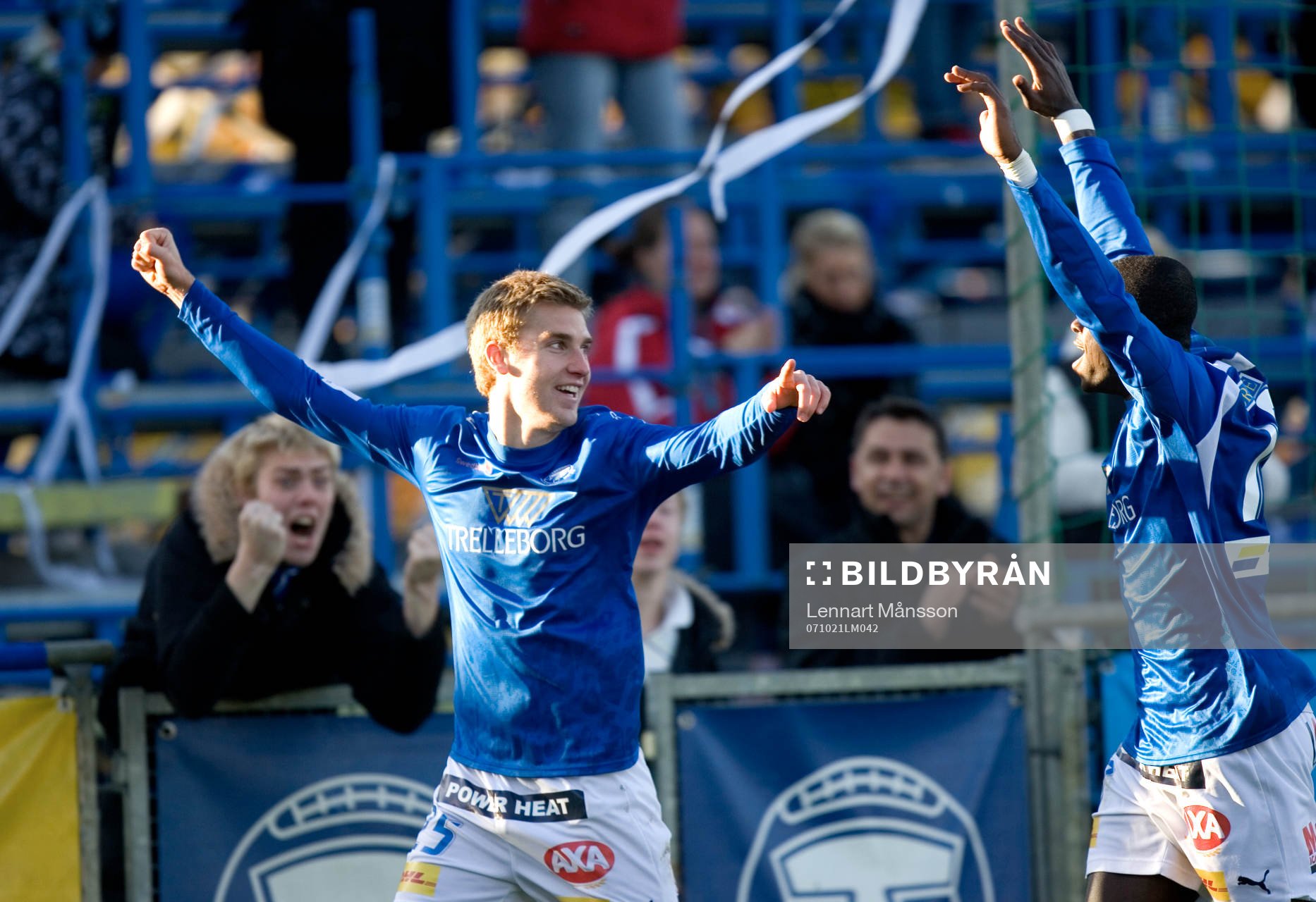  1-0, Rasmus Bengtsson, som grattas av Michael Mensah.