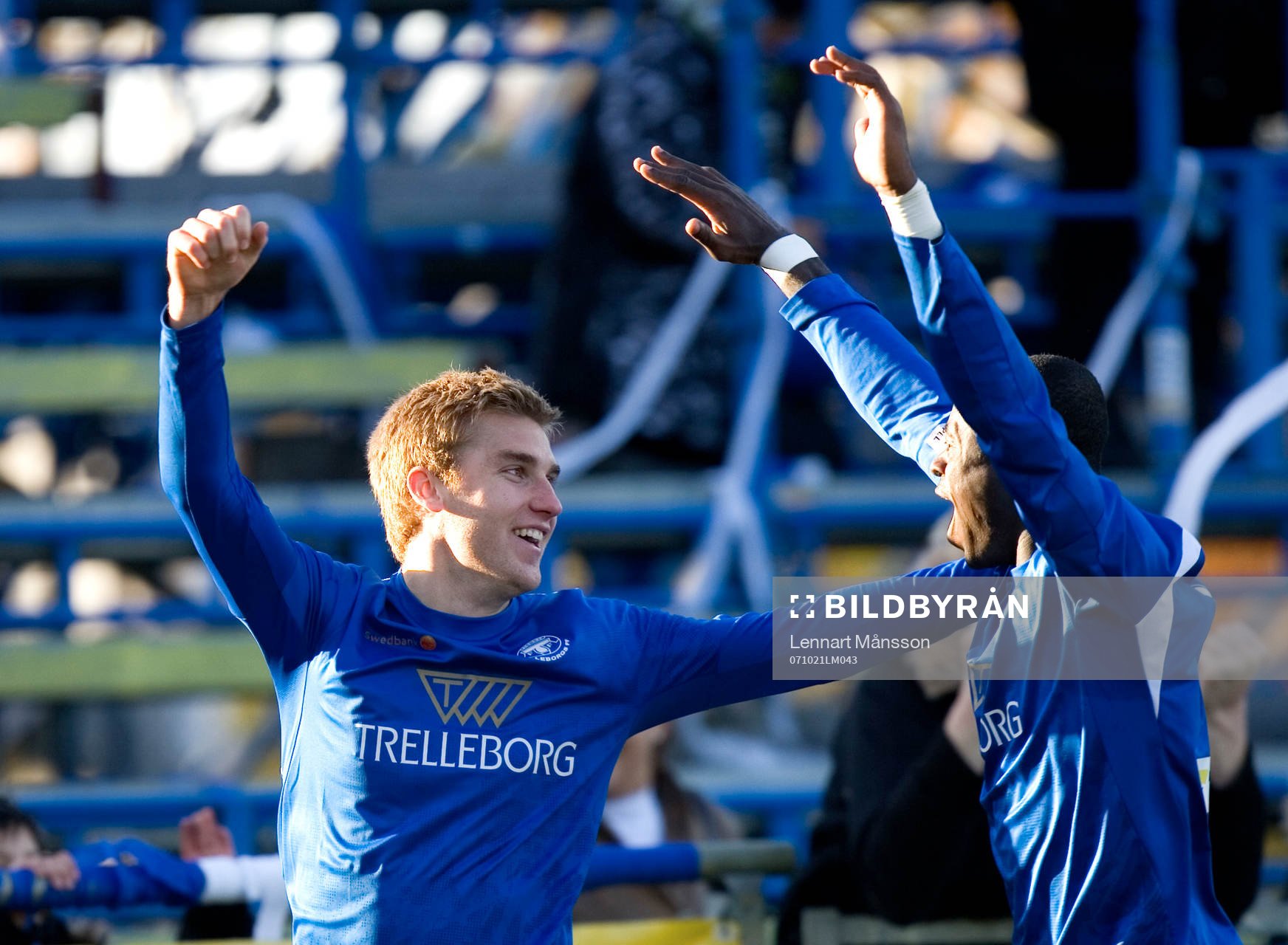 1-0, Rasmus Bengtsson, som grattas av Michael Mensah