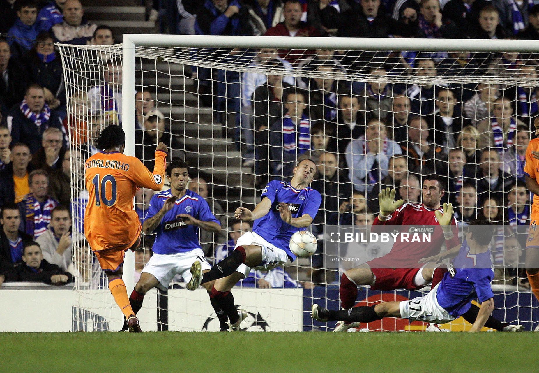 Ronaldinho, Barcelona, Alan Hutton, Rangers
