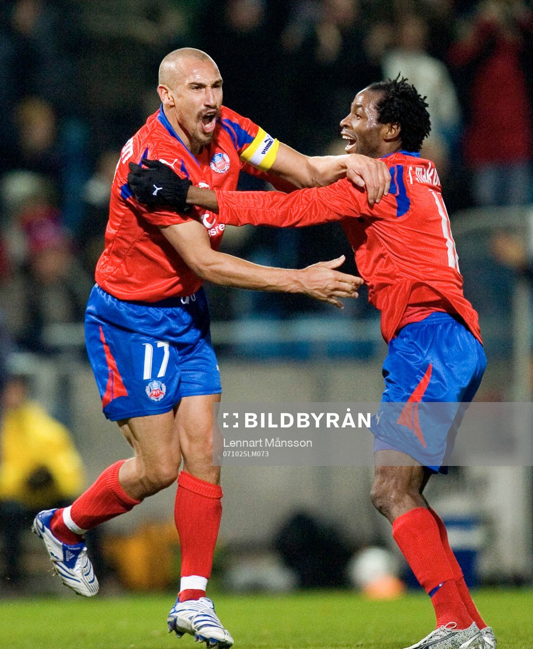 1-1 Henrik Larsson, som grattas av Razak Omotoyossi. Jubel,