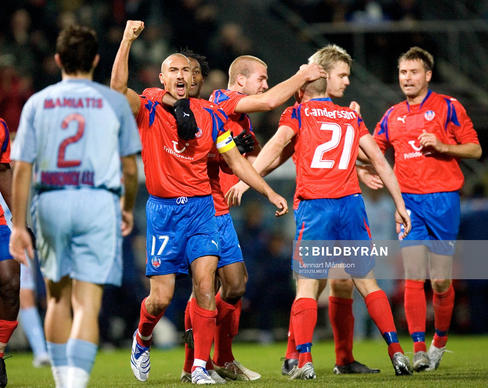 1-1 Henrik Henke Larsson, som jublar mot klacken. Jubel,