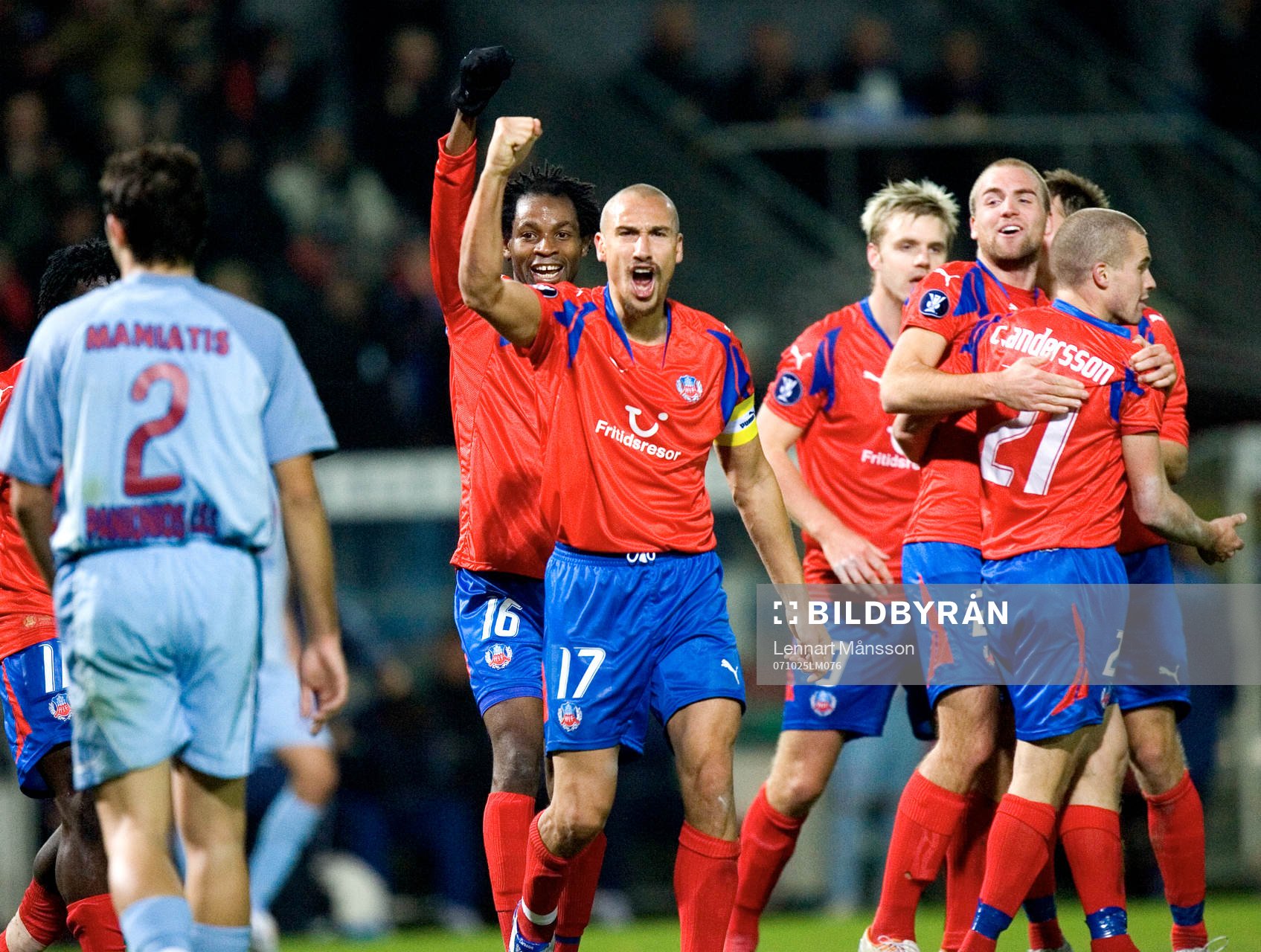 1-1 Henrik Henke Larsson, som jublar mot klacken. Jubel,