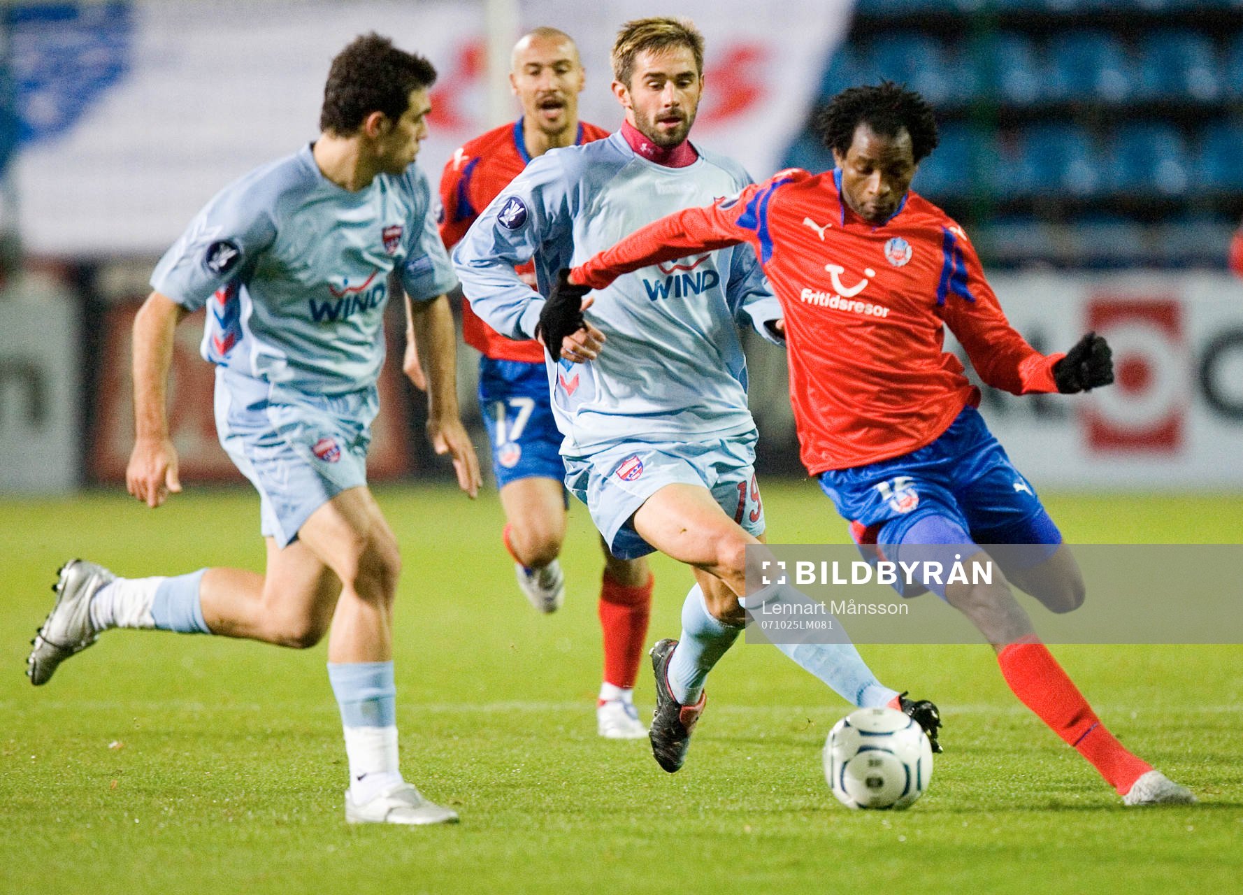 René Makondele skojar med Maniates Yiannes och Majstorovic