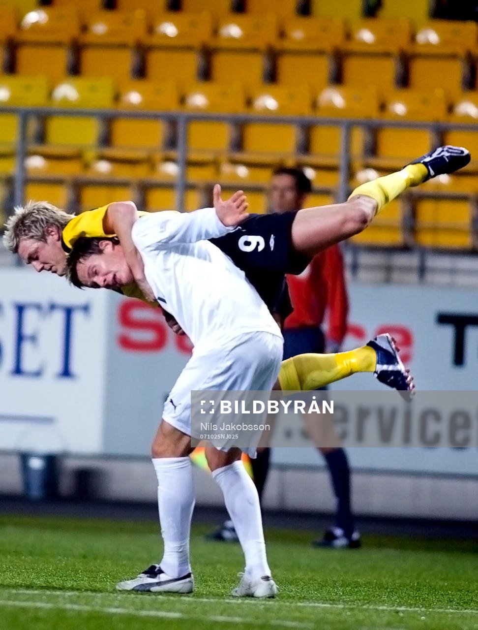  Mathias Svensson, Elfsborg, kör över Dániel Tozsér, AEK Aten.