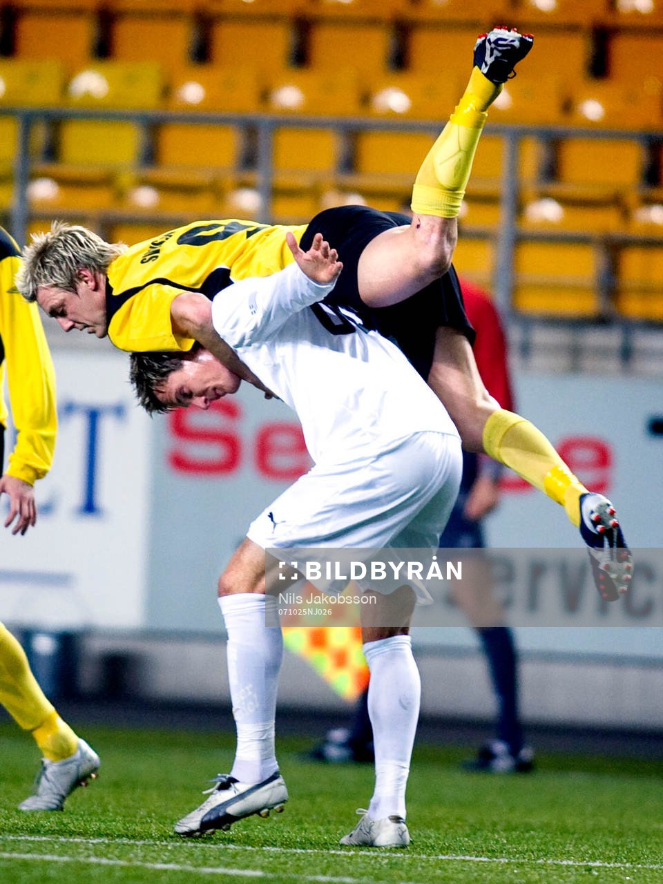  Mathias Svensson, Elfsborg, kör över Dániel Tozsér, AEK Aten.