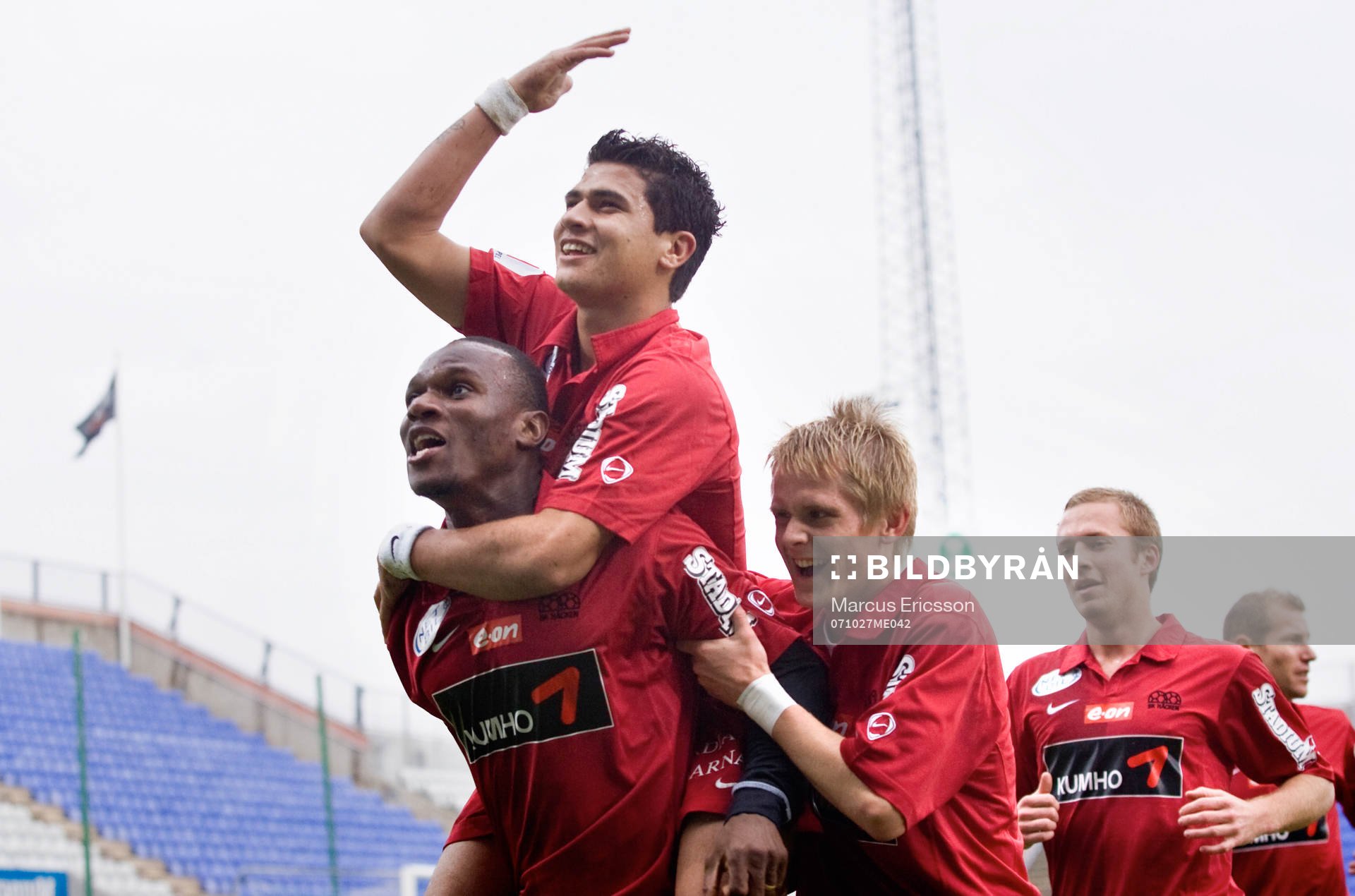  Robert Mambo-Mumba och Paulinho jubel efter 0-1 målet