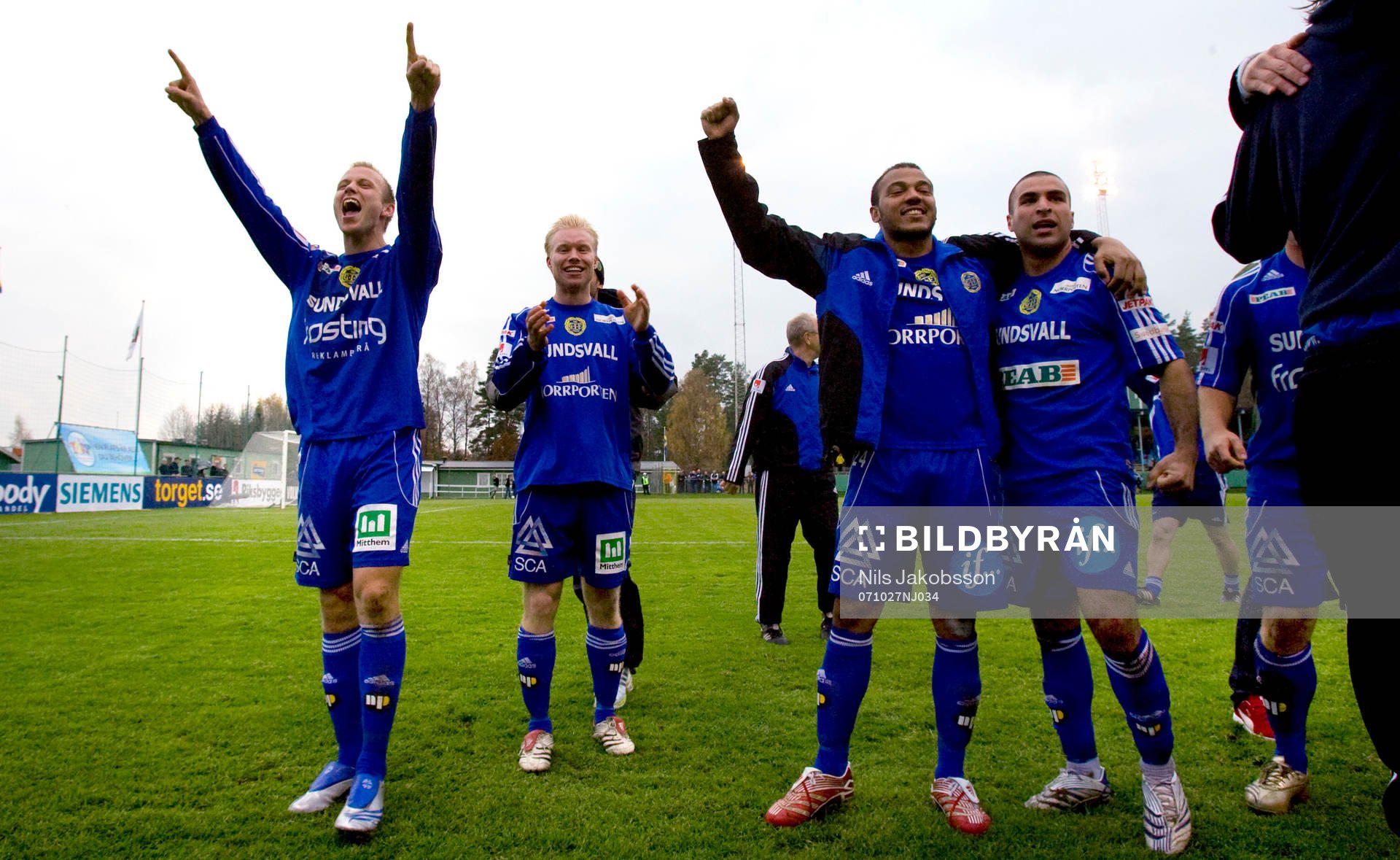  Stefan Ålander, Benny Mattsson, Kali Ongala, Arash Bayat,  Sundsvall, jubel efter allsvenska avancemanget, jubel.