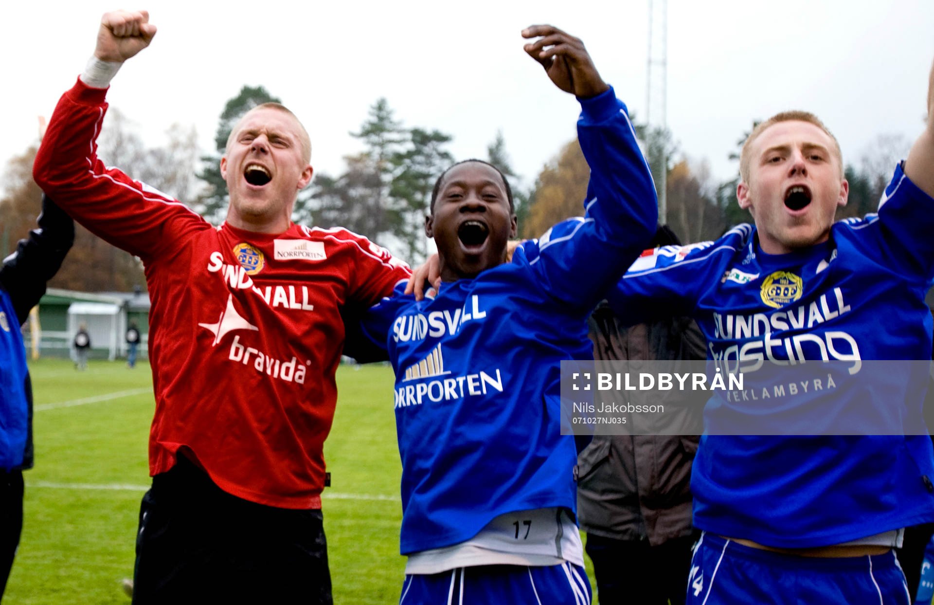  Fredrik Sundfors, målvakt, Abubaker Tabula, Christian Söderberg, Sundsvall, jubel efter allsvenska platsen säkrats.