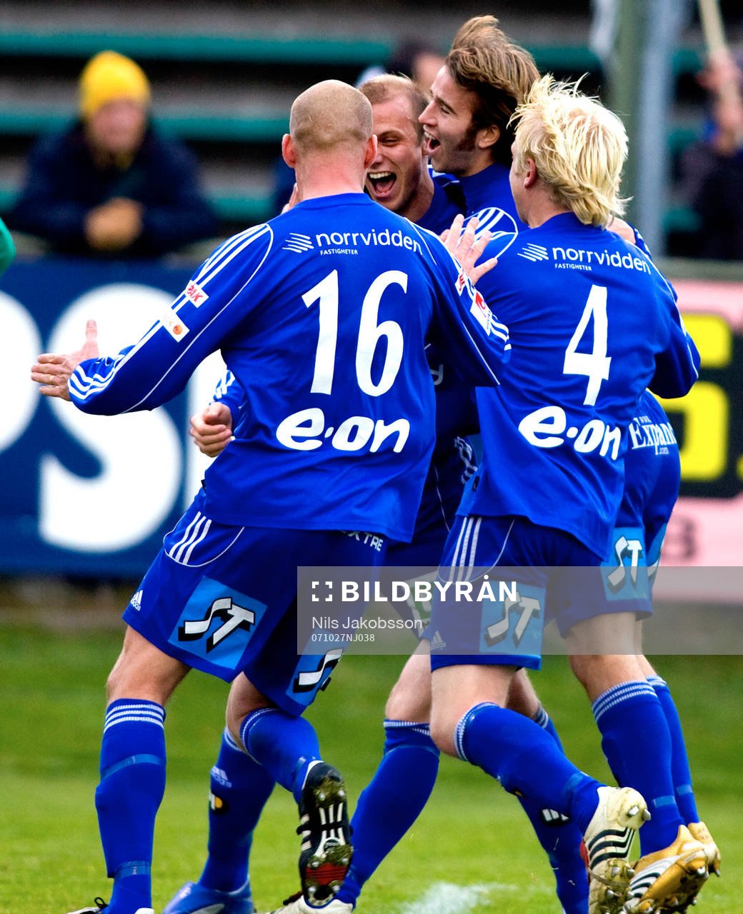 Stefan Ålander, Sundsvall, har precis nickat in 3-2, Joel