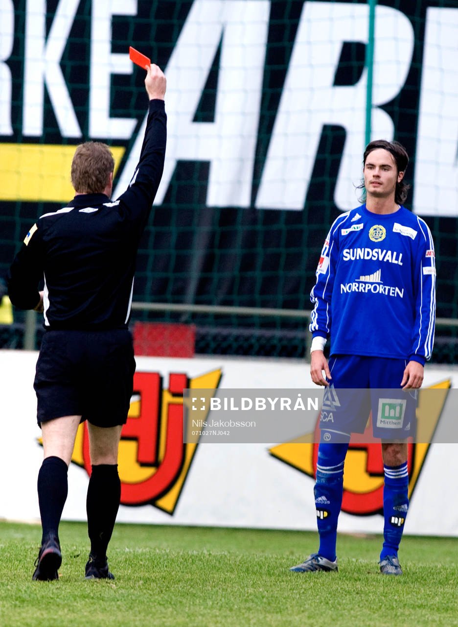 Mikael Lustig, Sundsvall, blir utvisad