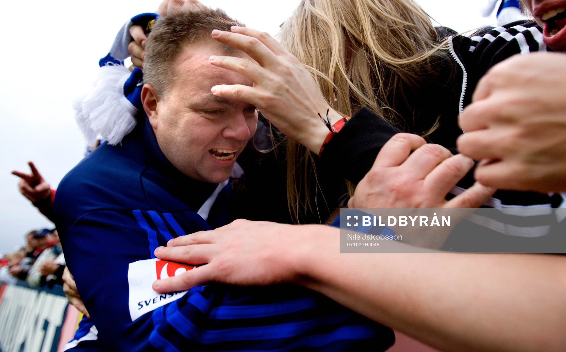 Mika Sankala, tränare, Sundsvall, kramas om av fansen