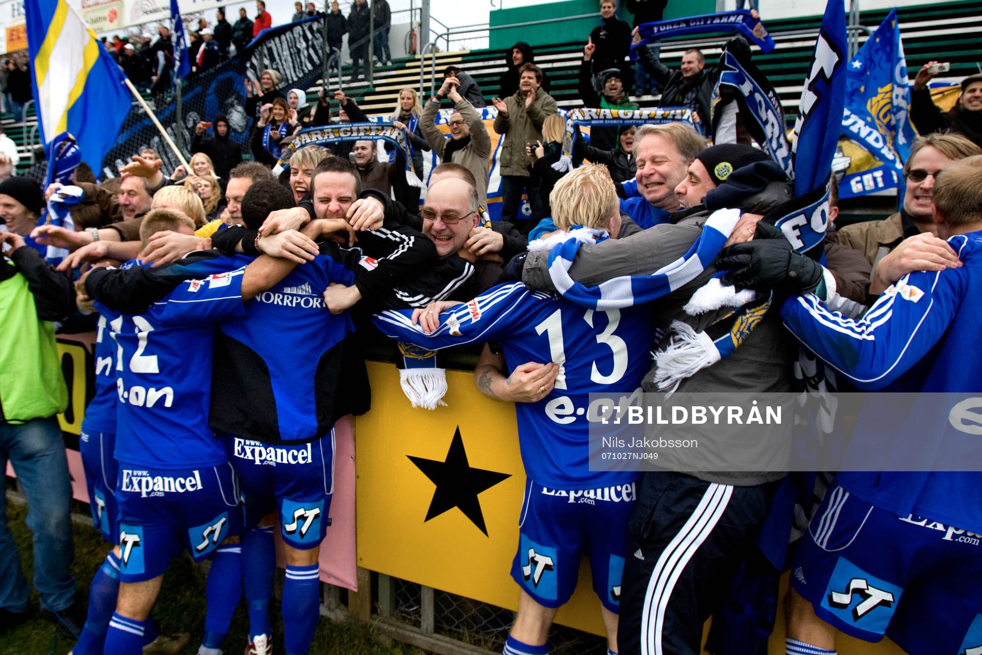 spelarna kramas om av fansen, publiken, jubel
