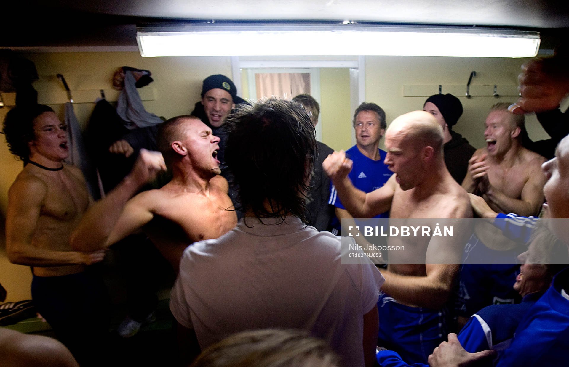  Fredrik Sundfors, målvakt och Joel Cedergren, Sundsvall, drar igång allsång i omklädningsrummet efter att laget blivit klart för allsvenskan, jubel.