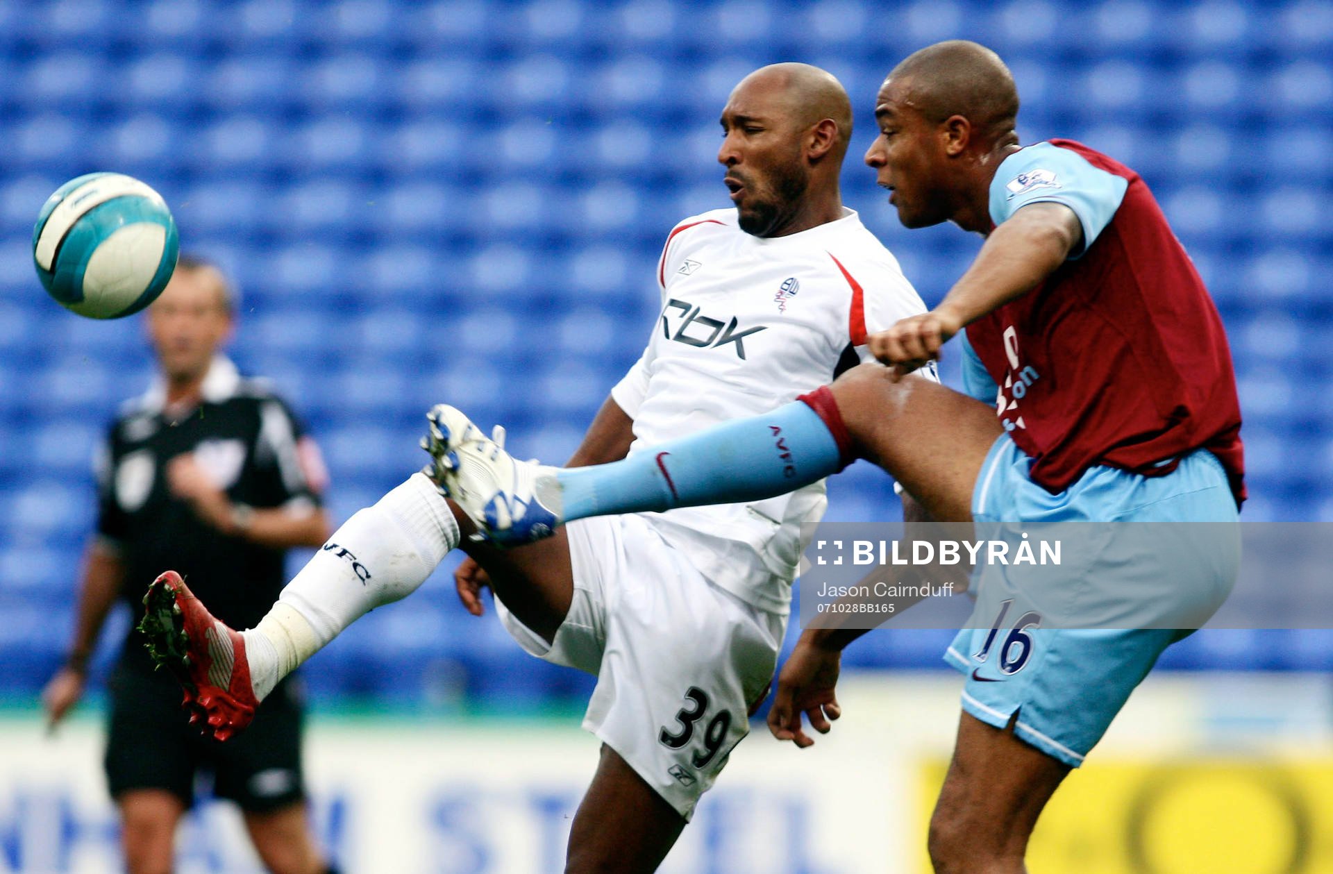  Nicolas Anelka, Bolton och Zat Knight, Aston Villa.