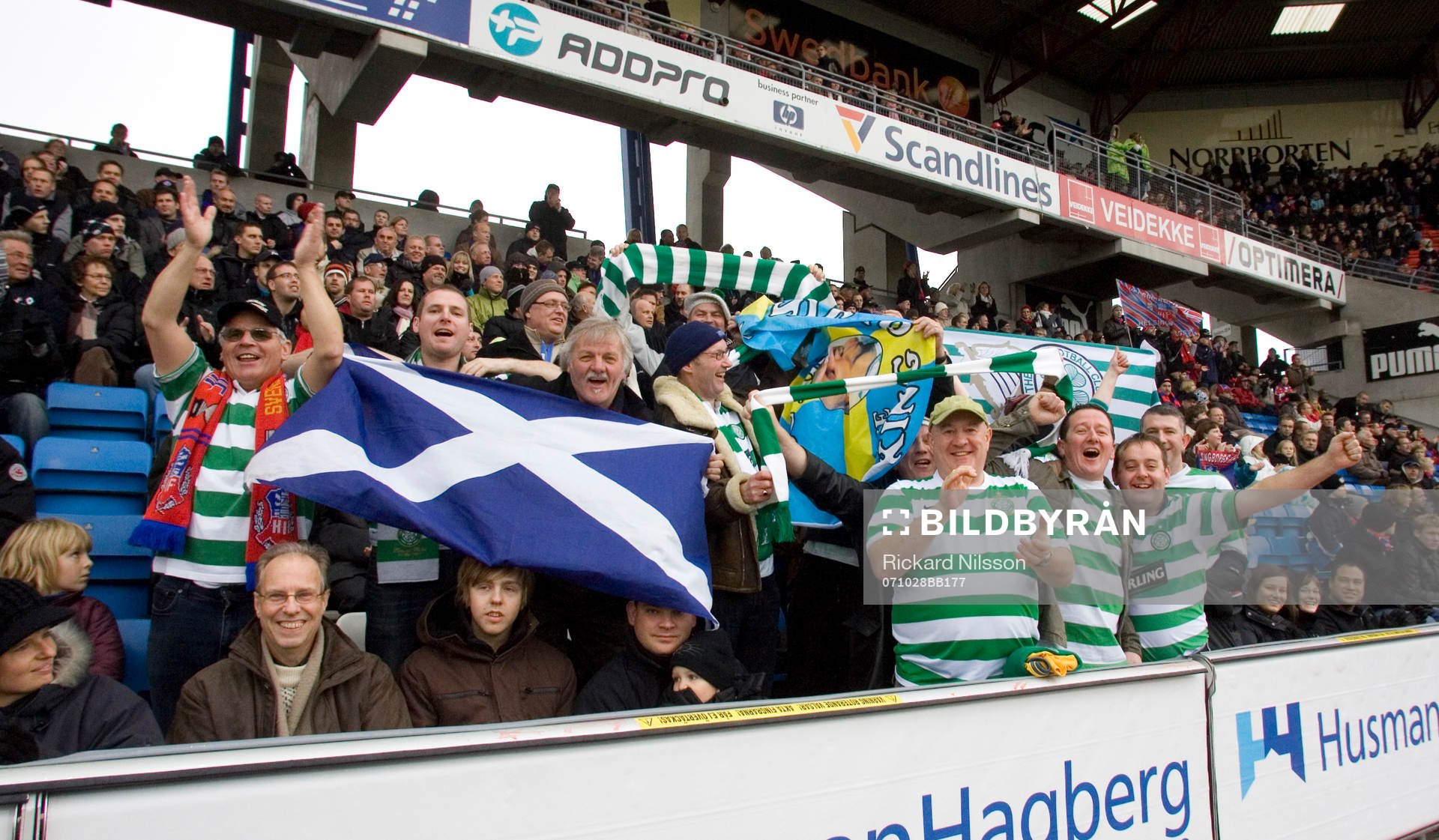 Tillresta skotska Celtic-supportrar hejade på Henrik