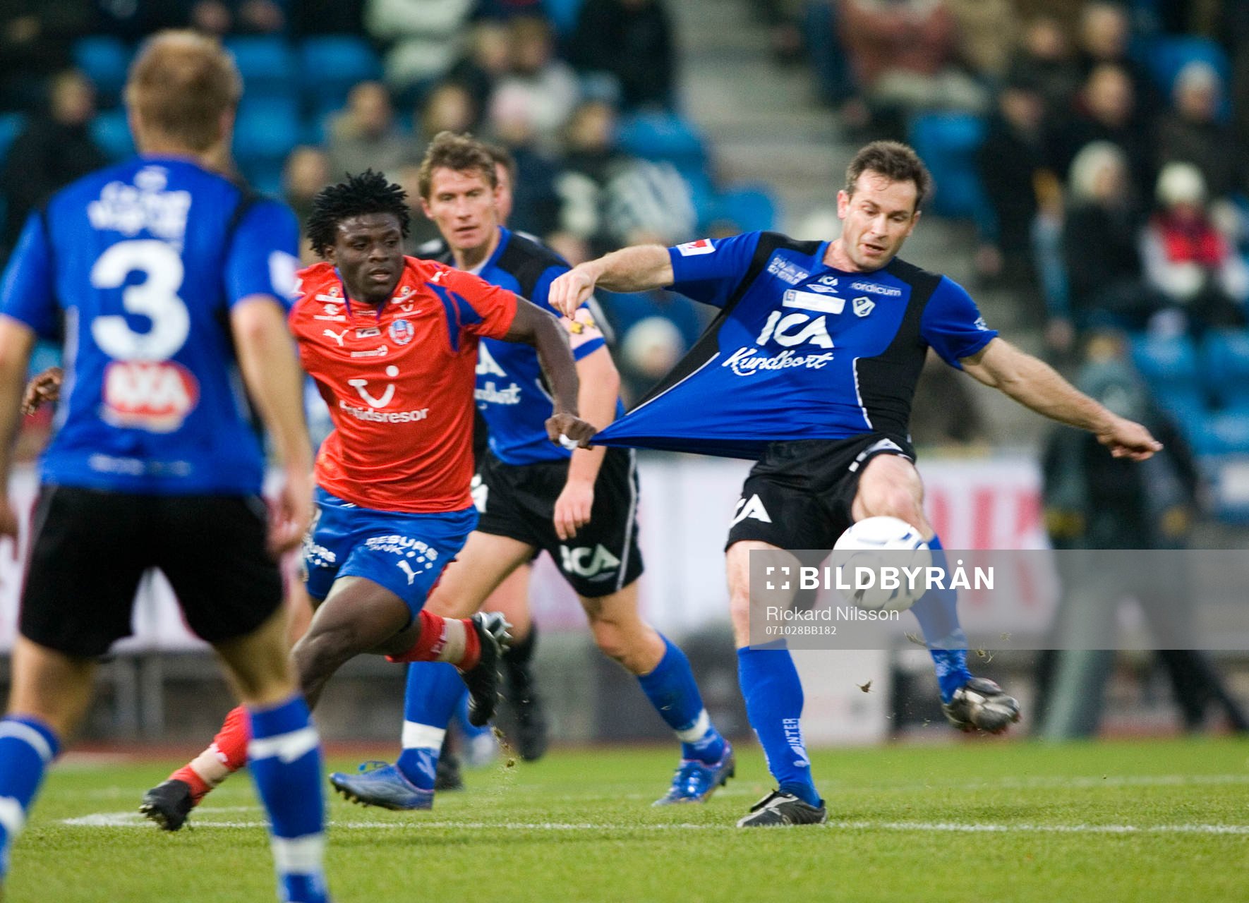 Razak Omotoyossi och Hans Mattisson, tröjdragning