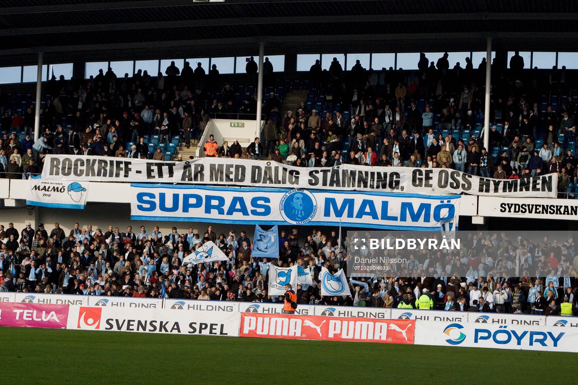 Malmös supportrar visar en banderoll över deras