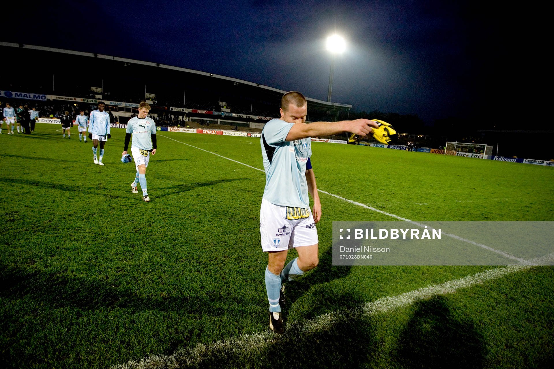 Daniel Andersson, lagkapten i Malmö, lämnar stadion