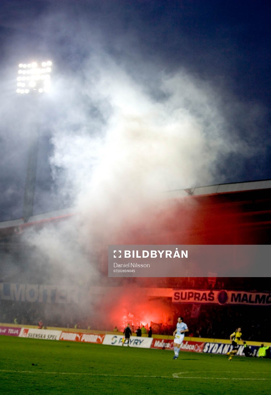 Halva långsidan på Malmö stadion rökfylldes