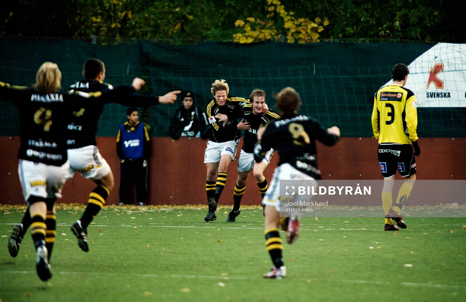 AIK-spelarna springer och gratulerar Oscar Englund till