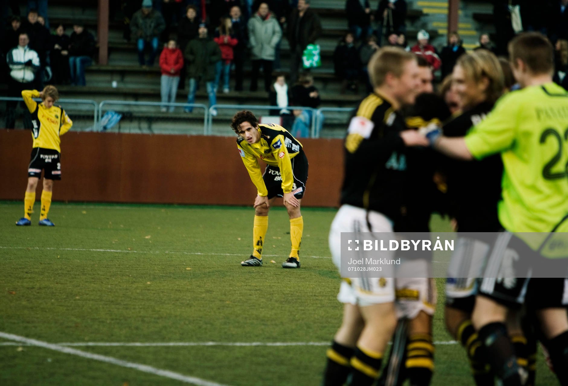 Briar Mohammed ser på AIK-spelarna