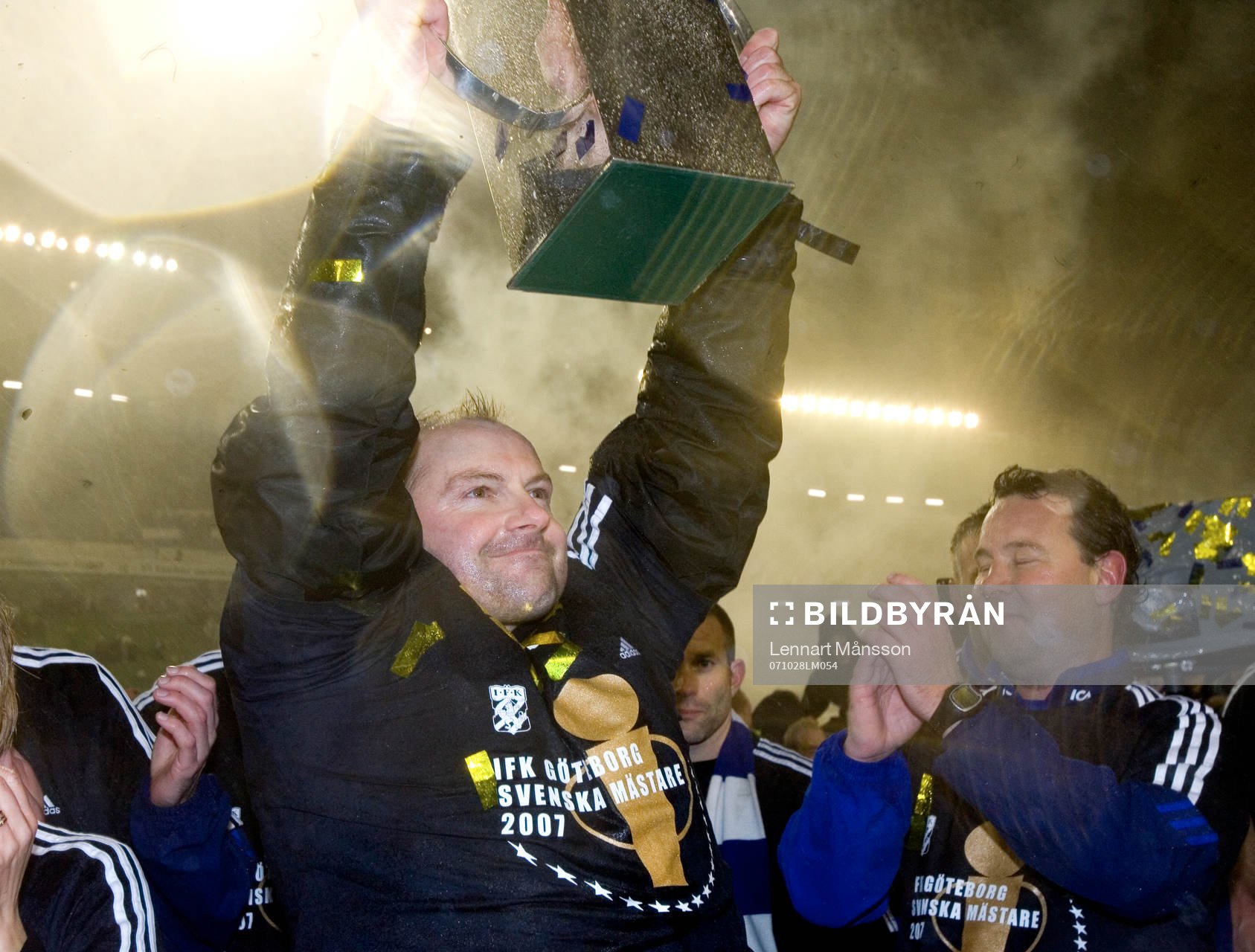 Håkan Mild höjer Lennart Johanssons pokal. Svenska