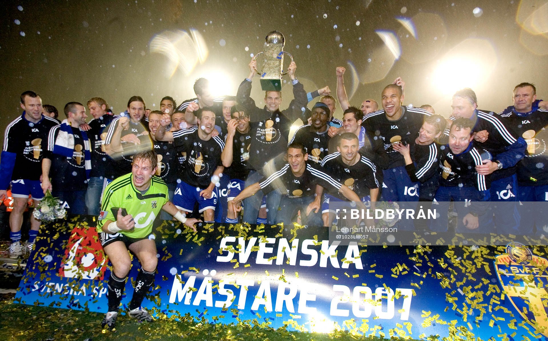 IFK Göteborg höjer Lennart Johanssons pokal. Svenska