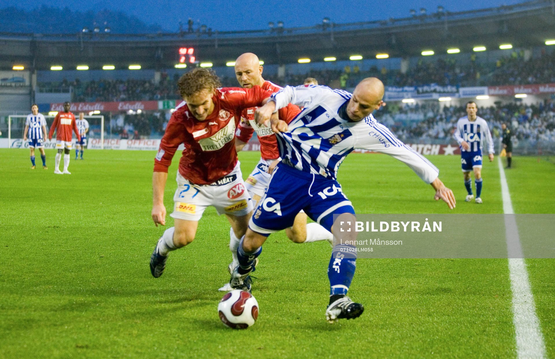 Segerorganisatören Thomas Olsson dras i tröjan av Jonas