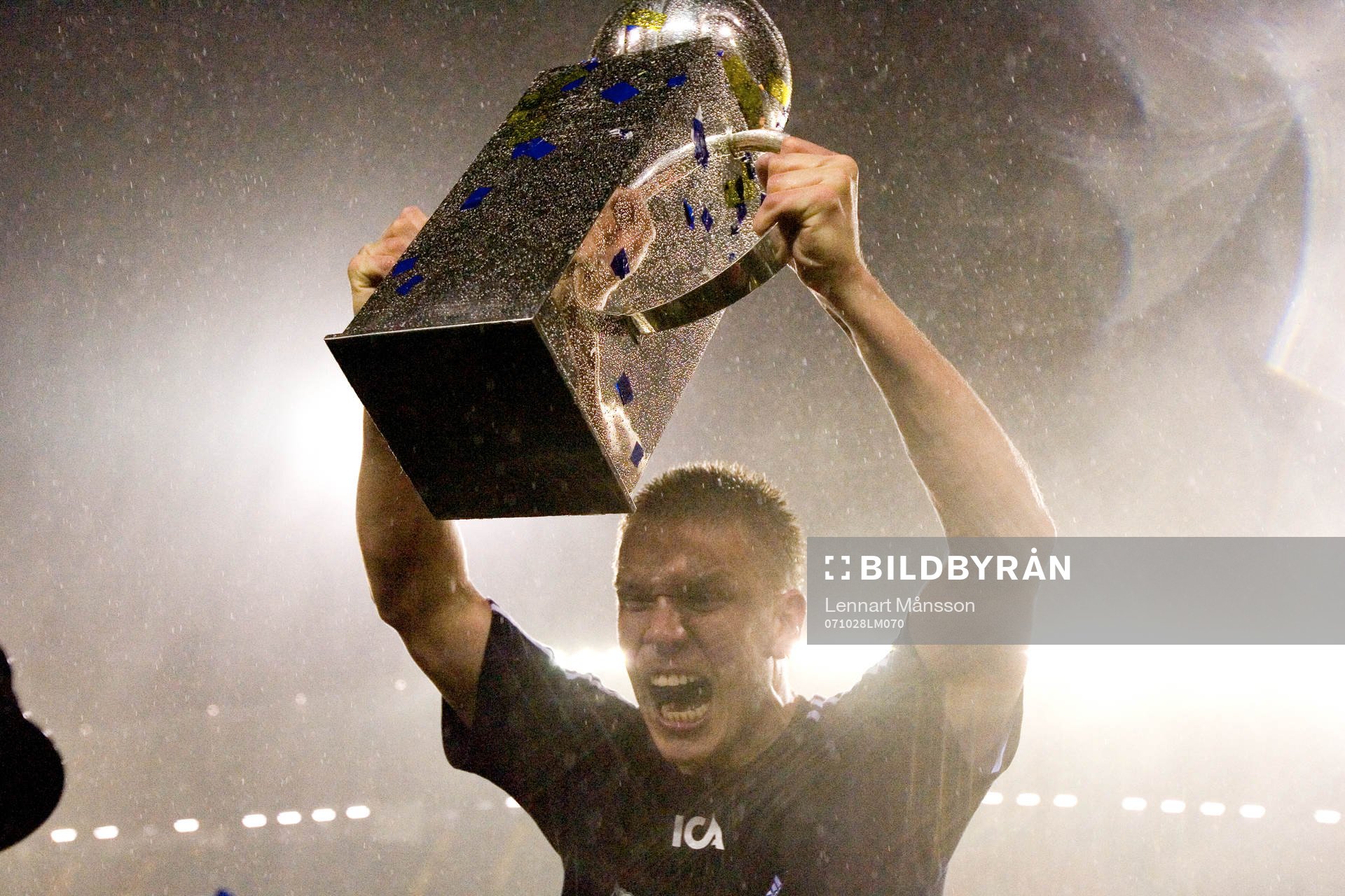 Pontus Wernbloom höjer Lennart Johanssons pokal. Svenska