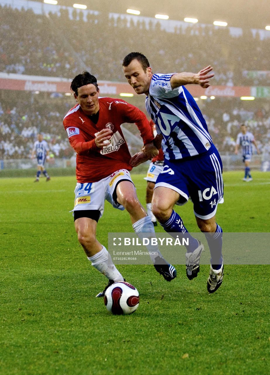  Kamp om bollen, Kristian Haynes mot Hjalmar Jonsson. Fullsatt Ullevi, regn, dis.