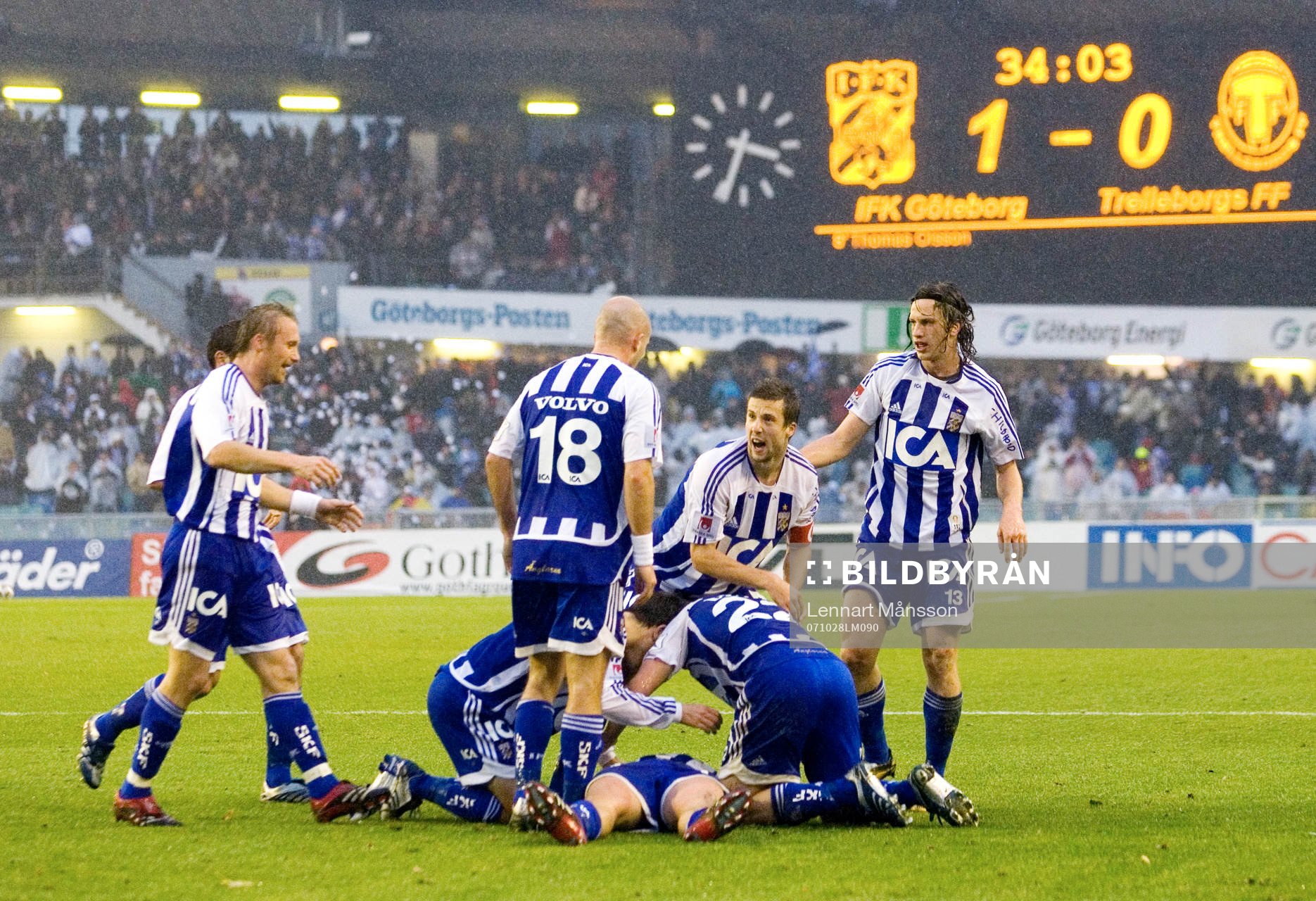 2-0, hela Blåvitt jublar. Jubel