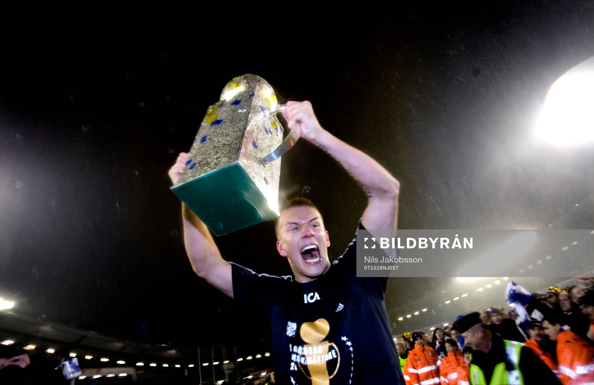 Pontus Wernbloom, IFK Göteborg, lyfter Lennart Johanssons
