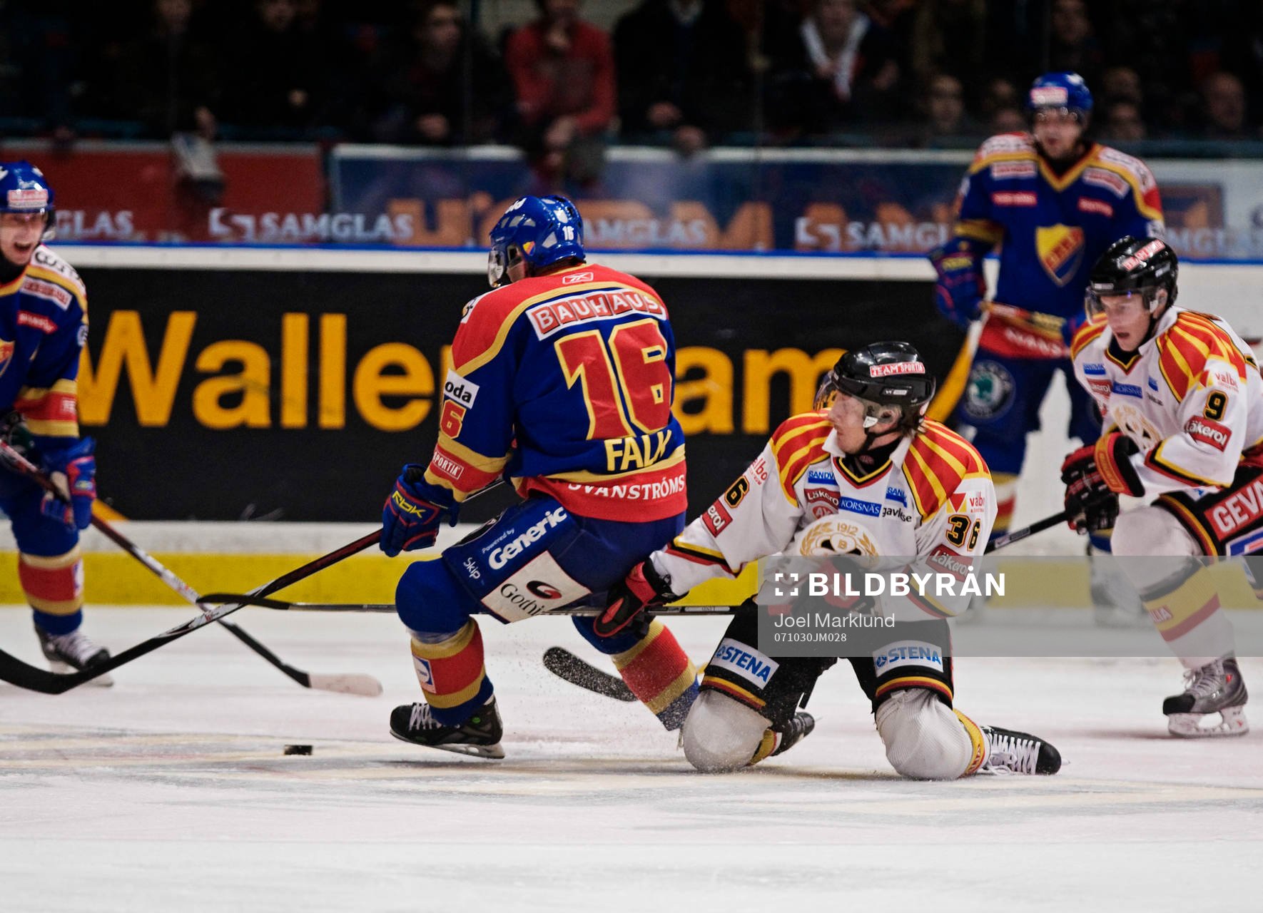 Mikael Lind, Brynäs, hakar Nichlas Falk, Djurgården