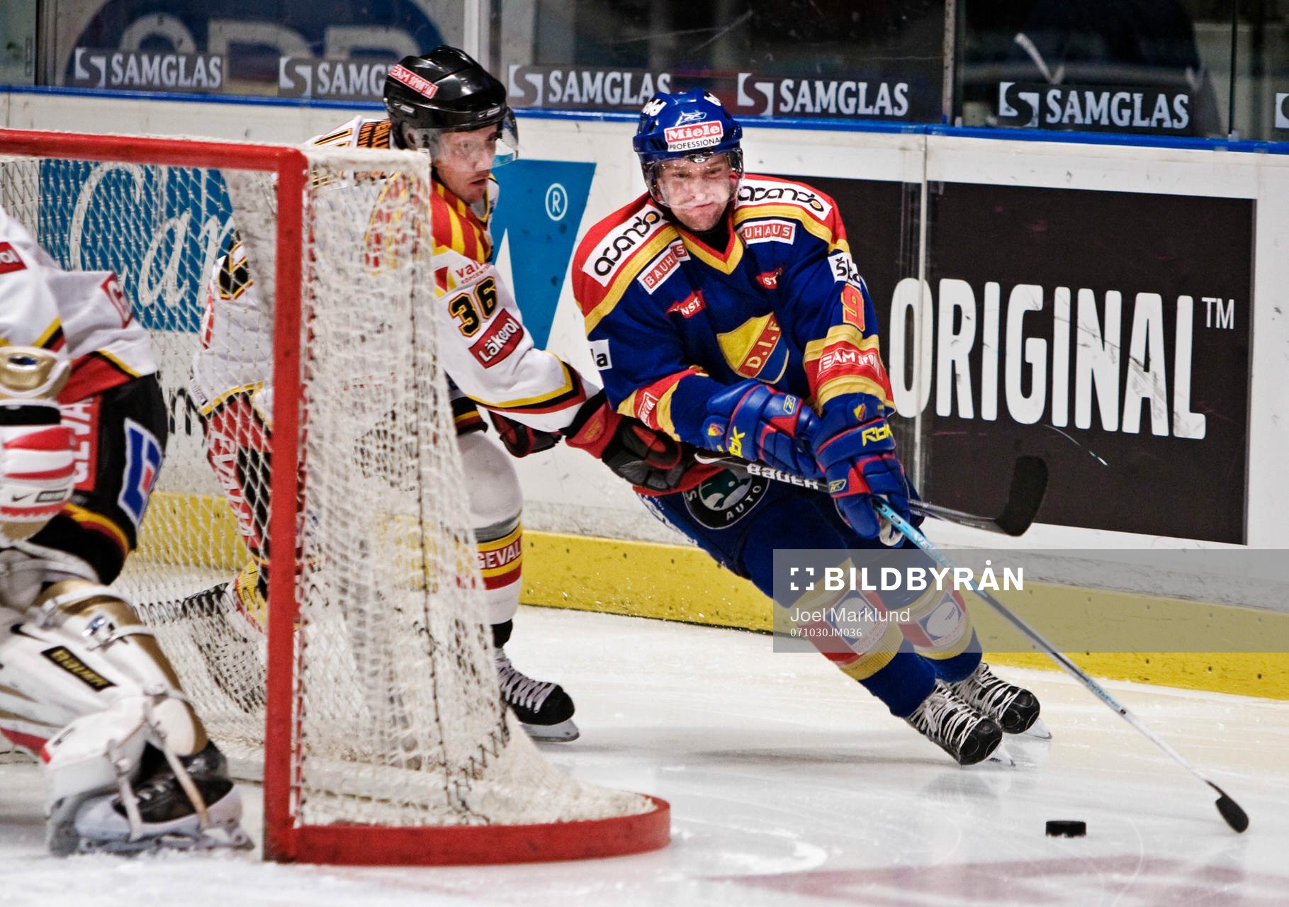 Kristofer Ottosson, Djurgården, tacklas av Mikael Lind,